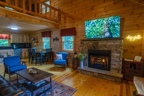 Cozy Cabin Minutes to Helen and best hiking trails in the area! Pet Friendly!