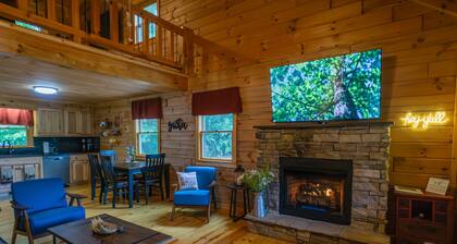 Cozy Cabin Minutes to Helen and best hiking trails in the area! Pet Friendly!