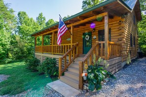 Exterior - Cozy Cabin Minutes to Helen and best hiking trails in the area! Pet Friendly! (Cleveland)