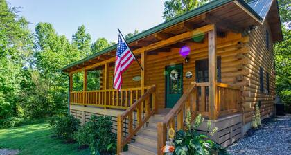 Cozy Cabin Minutes to Helen and best hiking trails in the area! Pet Friendly!