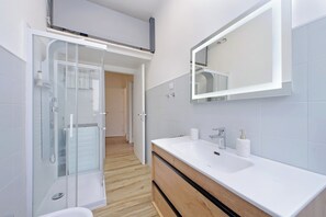 Bruser, hårtørrer, bidet, håndklæder