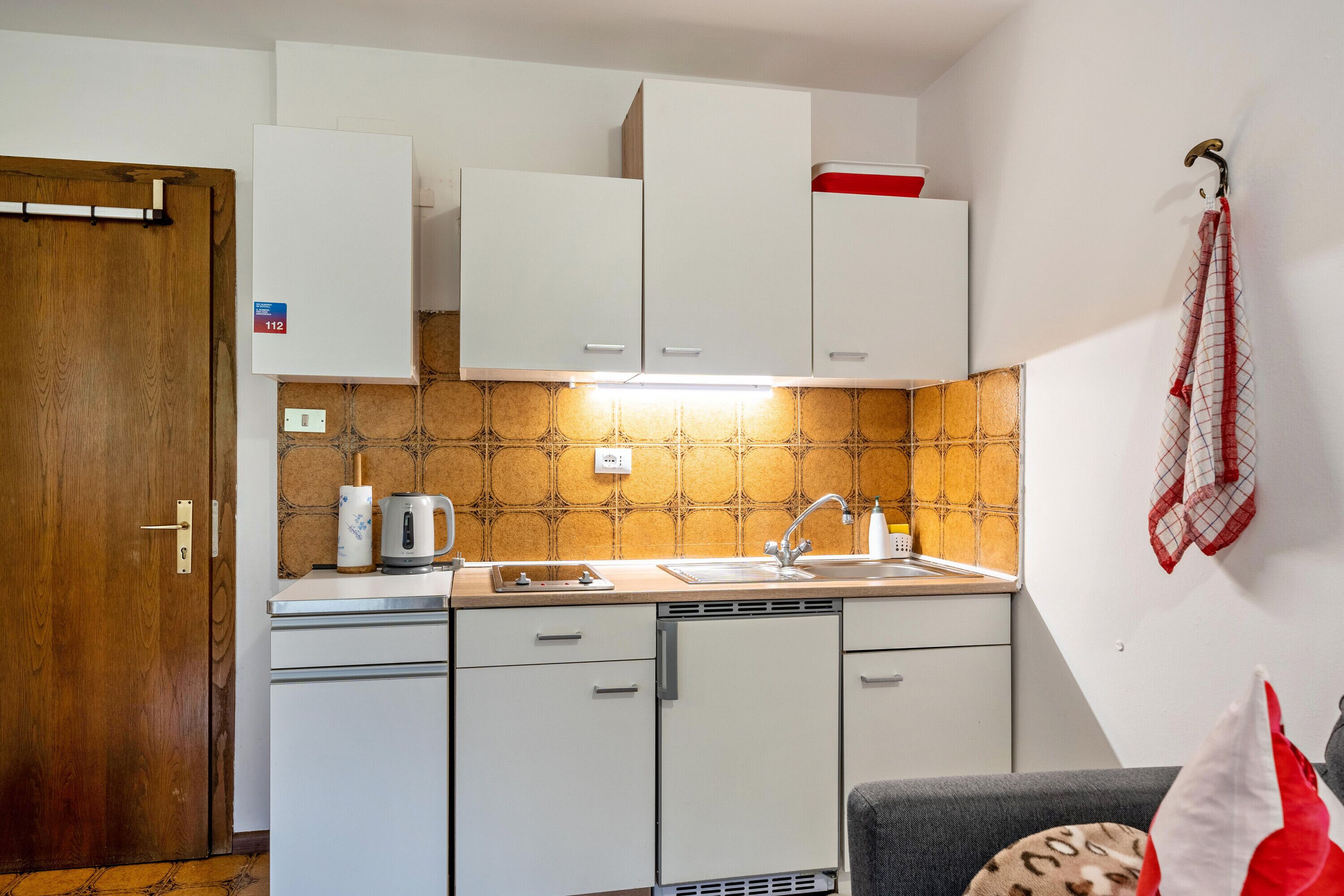 Réfrigérateur, plaque de cuisson, cafetière/bouilloire