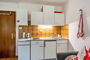 Fridge, stovetop, coffee/tea maker, electric kettle