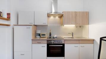 Een koelkast, een oven, een kookplaat, een vaatwasser