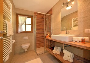 Een douche, gratis toiletartikelen, een haardroger, handdoeken
