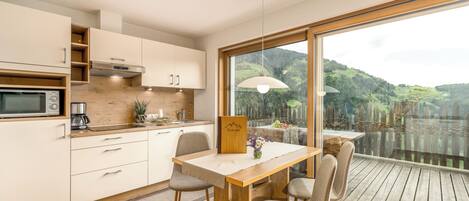 Køleskab, mikrobølgeovn, kogeplade, opvaskemaskine