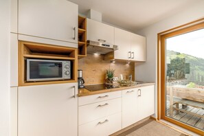 Køleskab, mikrobølgeovn, kogeplade, opvaskemaskine