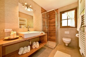 Dusche, kostenlose Toilettenartikel, Haartrockner, Handtücher