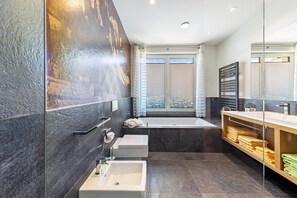 Dusche, kostenlose Toilettenartikel, Haartrockner, Handtücher