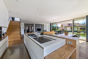 Fridge, microwave, oven, stovetop - Villa 'Aich' with Mountain View, Private Pool and Sauna (St. Pauls Eppan)