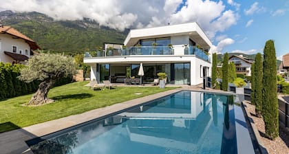 Villa 'Aich' mit Bergblick, privatem Pool und Sauna