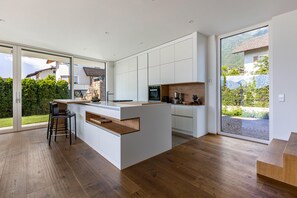 Fridge, microwave, oven, stovetop - Villa 'Aich' with Mountain View, Private Pool and Sauna (St. Pauls Eppan)