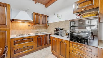 Køleskab, mikrobølgeovn, ovn, kogeplade