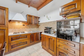 Fridge, microwave, oven, stovetop - Apartment 'Casa Rustica' with Private Terrace, Wi-Fi and Air Conditioning (Gonnesa)