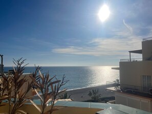 Un balcón con vista al océano y a la playa.