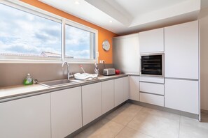 Fridge, microwave, oven, stovetop - Villa 'Proche Mer Et Montagne' with Private Pool, Wi-Fi and Air Conditioning - Banyuls dels Aspres (Banyuls-dels-Aspres)