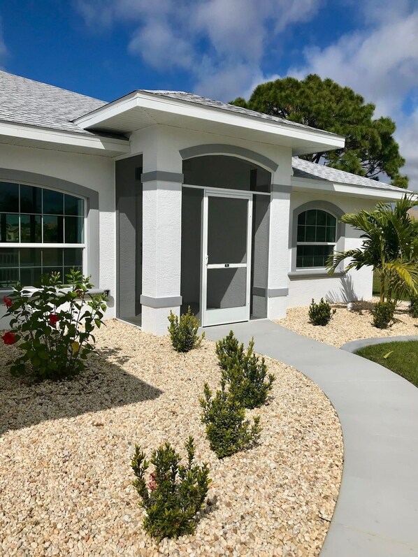 Exterior - Tranquil Canal Front Villa in Golfers Paradise: Peaceful 3-BDR (Rotonda West)