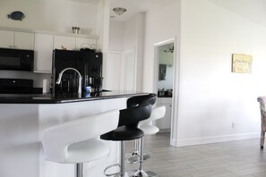 Fridge, microwave, oven, stovetop - Tranquil Canal Front Villa in Golfers Paradise: Peaceful 3-BDR (Rotonda West)