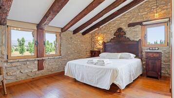 4 makuuhuonetta, työpöytä, ilmainen Wi-Fi, vuodevaatteet