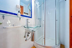 Dusche, kostenlose Toilettenartikel, Haartrockner, Handtücher
