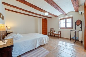 4 bedrooms, desk, free WiFi, bed sheets