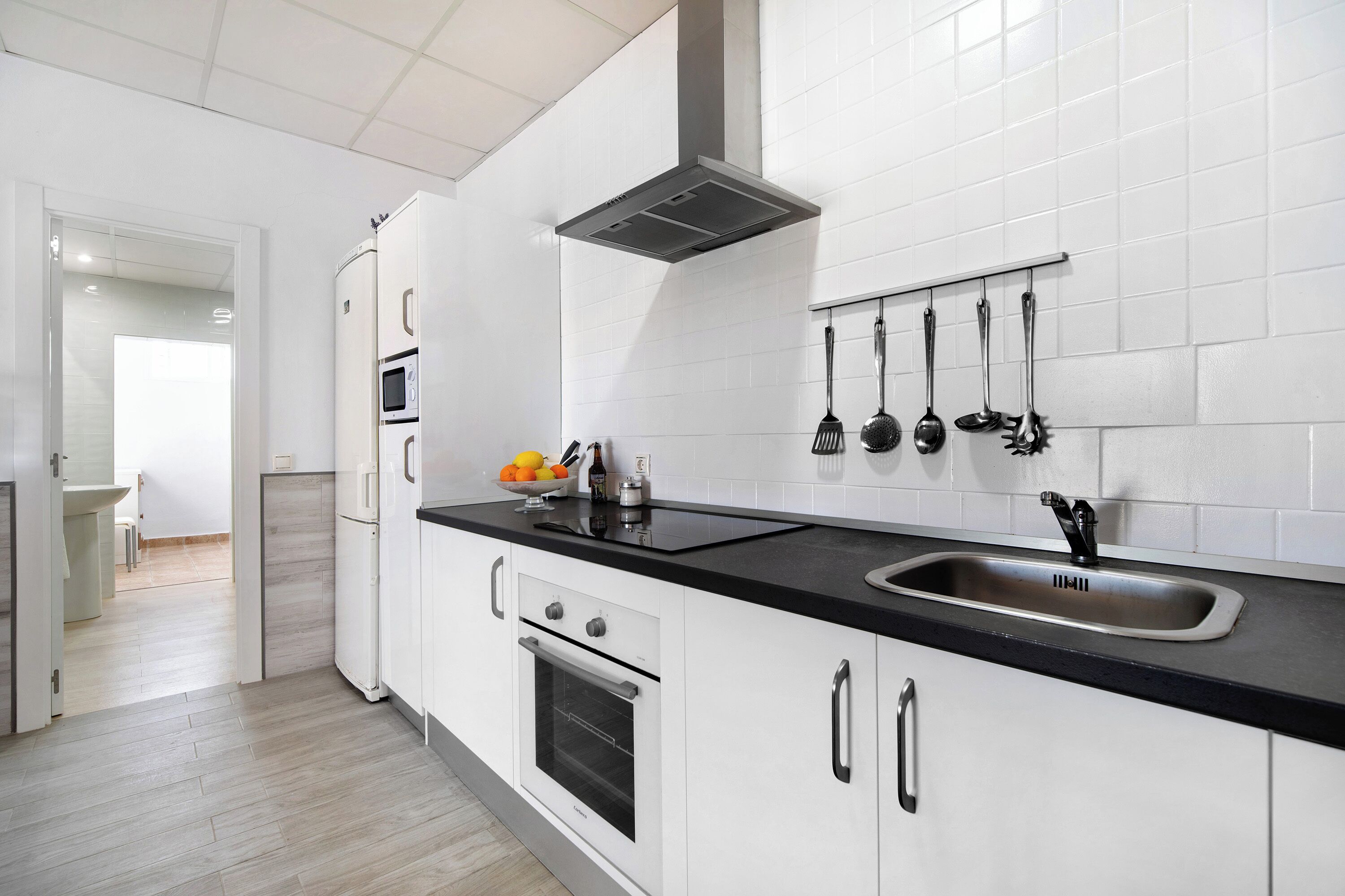 Een koelkast, een magnetron, een oven, een kookplaat