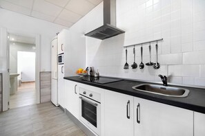 Køleskab, mikrobølgeovn, ovn, kogeplade