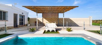 Holiday Home 'Casa La Viña' with Pool, Wi-Fi and Air Conditioning