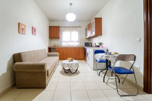 Premium-Apartment, Parkblick | Wohnbereich | 40-Zoll-LED-Fernseher mit Kabelempfang