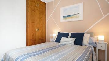 2 bedrooms, iron/ironing board, free WiFi, bed sheets