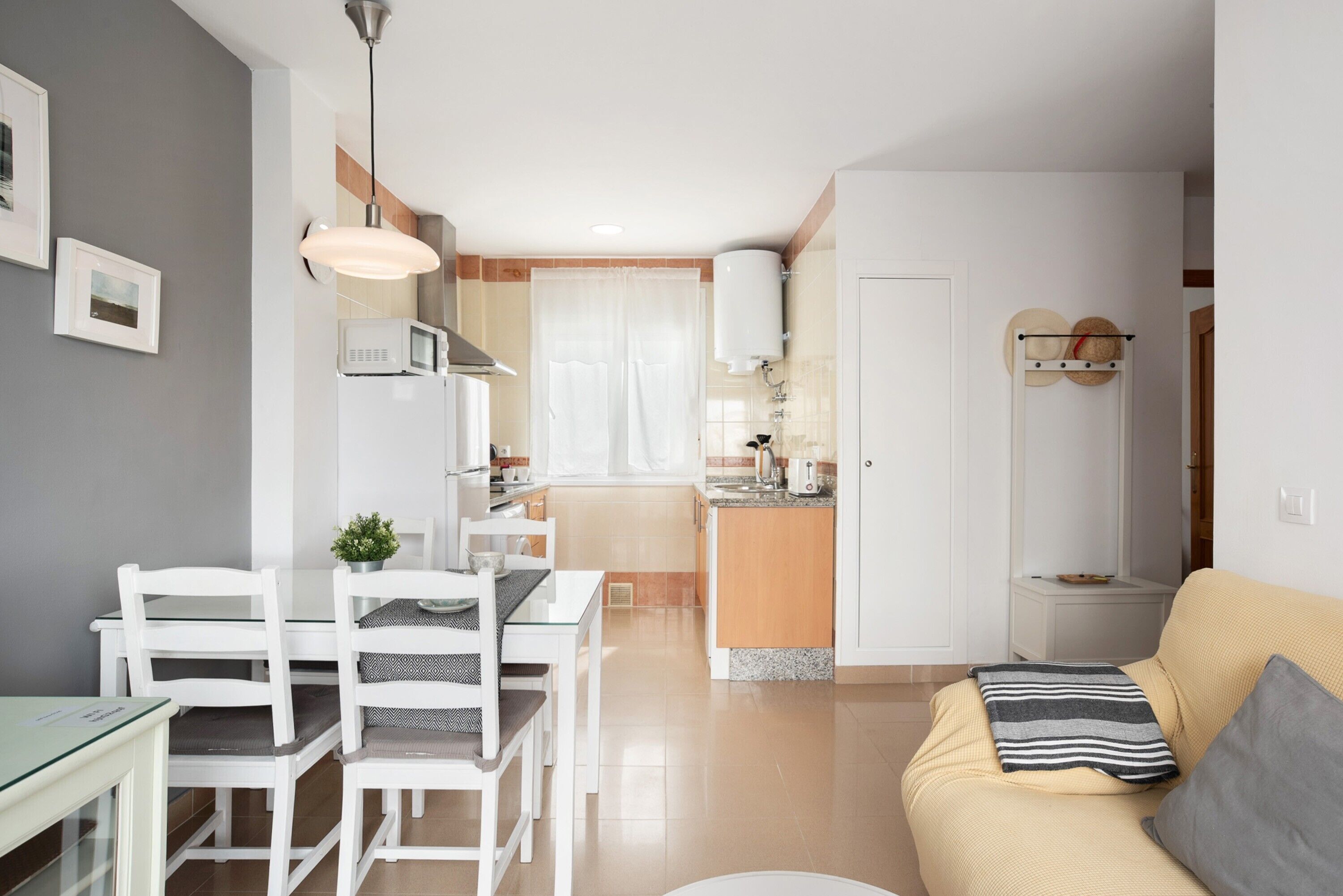 Un apartamento moderno con comedor, cocina y sala de estar.