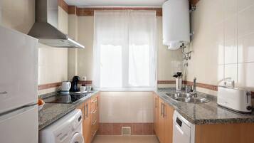 Frigorífico, microondas, placa de cocina y lavavajillas