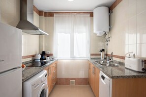 Réfrigérateur, micro-ondes, plaque de cuisson, lave-vaisselle