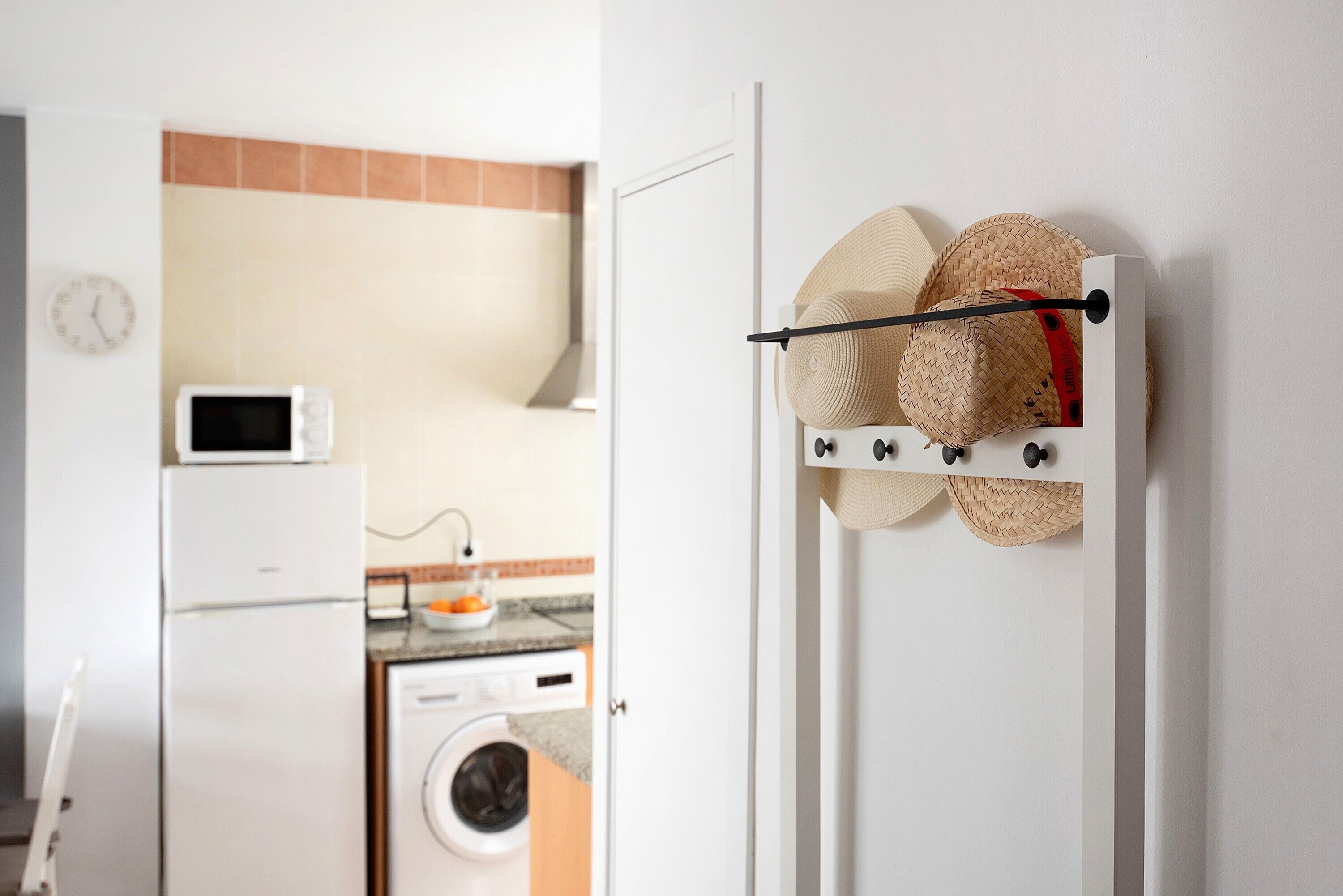 Kjøleskap, mikrobølgeovn, kokeplater og oppvaskmaskin