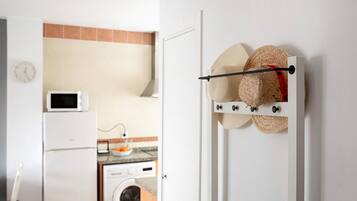 Kjøleskap, mikrobølgeovn, kokeplater og oppvaskmaskin