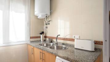 Frigorífico, microondas, placa de cocina y lavavajillas