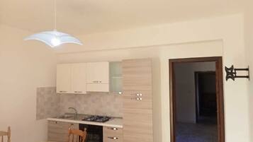 Kylskåp, ugn, spishäll och kaffe- och tebryggare