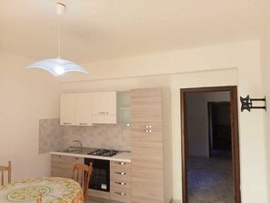 Refrigerador, horno, placa de cocina, cafetera/tetera