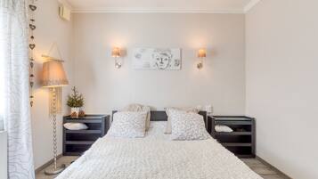 2 bedrooms, iron/ironing board, free WiFi