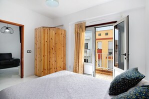 2 bedrooms, iron/ironing board, free WiFi, bed sheets - Vacation Home 'Piso Leon y Castillo B' with Balcony and Wi-Fi (Arrecife)