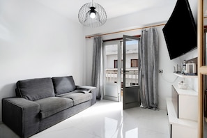 TV - Vacation Home 'Piso Leon y Castillo B' with Balcony and Wi-Fi (Arrecife)