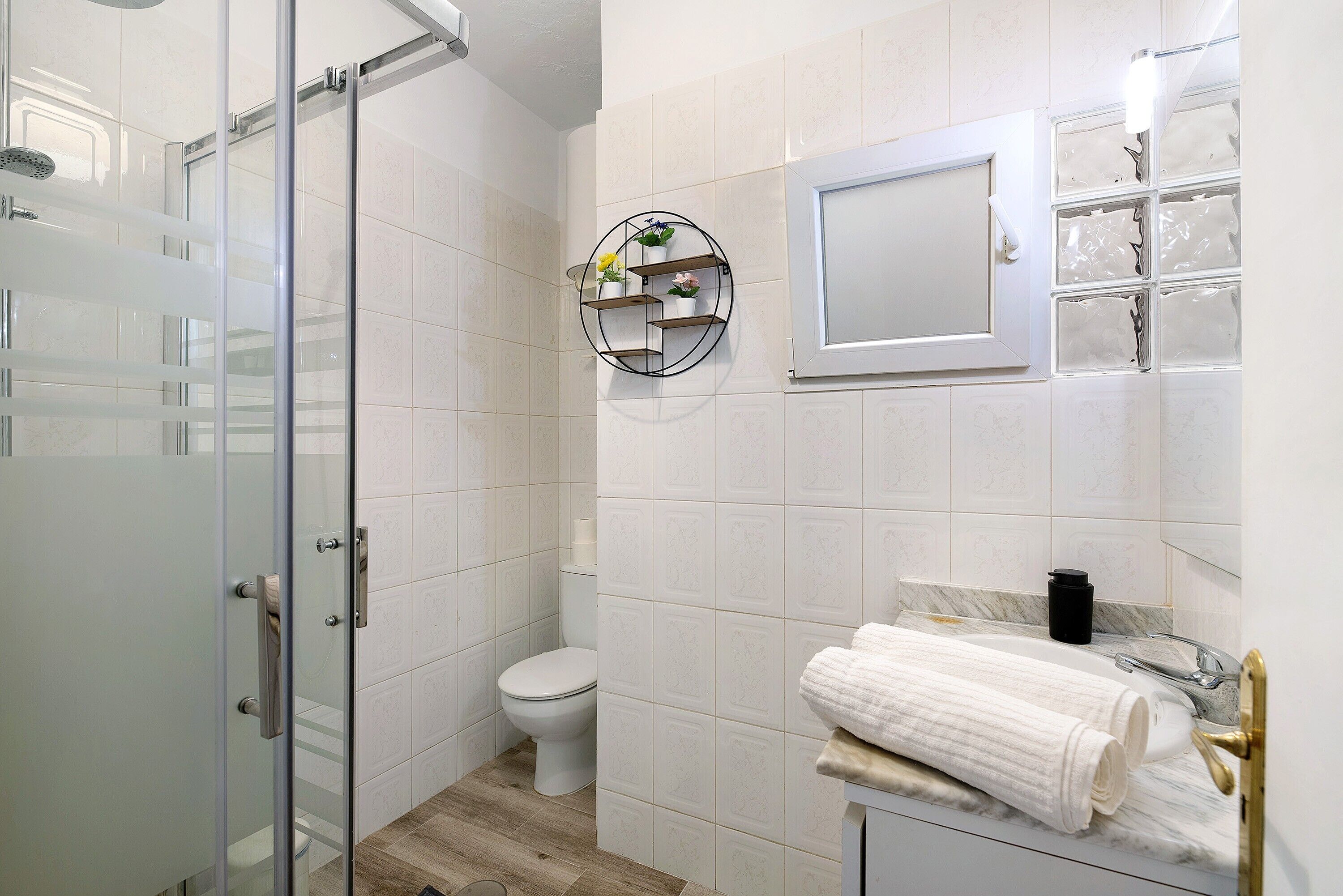 Shower, hair dryer, towels