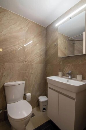 Een douche, een haardroger, handdoeken