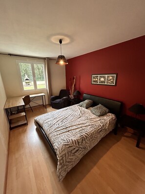 6 bedrooms, iron/ironing board, WiFi, bed sheets