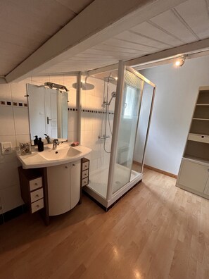 Shower, hair dryer, towels - Villa 6 Chambres 14 Personnes Piscine Chauffée et spa (Jard-sur-Mer)