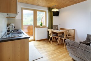 Fridge, stovetop, dishwasher, coffee/tea maker - Apartment 'Ausserglieshof Wohnung Portles' with Mountain View, Shared Garden and Wi-Fi (Malles Venosta)