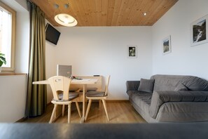 TV - Apartment 'Ausserglieshof Wohnung Portles' with Mountain View, Shared Garden and Wi-Fi (Malles Venosta)