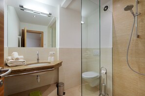 Shower, hair dryer, towels - Apartment 'Ausserglieshof Wohnung Portles' with Mountain View, Shared Garden and Wi-Fi (Malles Venosta)