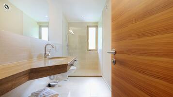 Dusche, Haartrockner, Handtücher