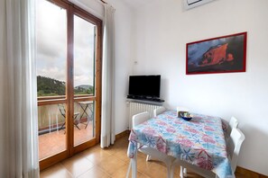 Dining - Apartment 'Elena E Joerg 1' with Mountain View, Shared Garden and Wi-Fi (Vezzi Portio)